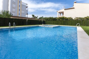 Una piscina al aire libre