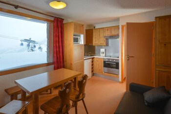 Frigorífico, microondas, placa de cocina y lavavajillas