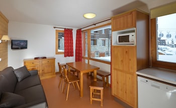 Frigorífico, microondas, placa de cocina y lavavajillas