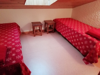 Cortinas opacas, wifi gratis, ropa de cama