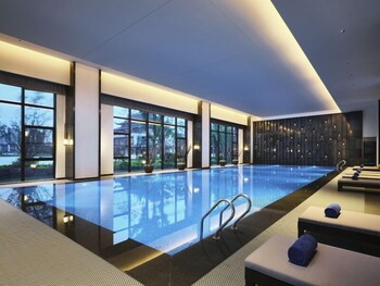 Una piscina cubierta