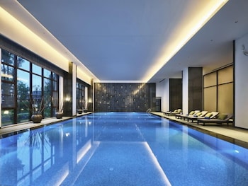 Una piscina cubierta