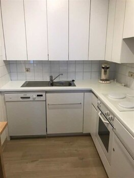 Großer Kühlschrank, Mikrowelle, Ofen, Herd