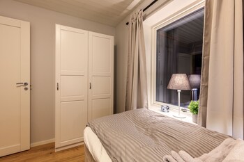 3 soverom, strykejern/-brett, internettilgang og sengetøy