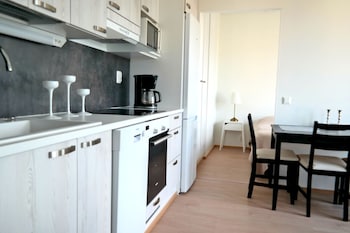 Jääkaappi, mikroaaltouuni, uuni, liesi
