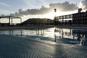 Una piscina al aire libre, tumbonas
