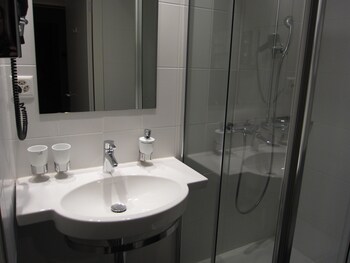 Een douche, een haardroger, handdoeken
