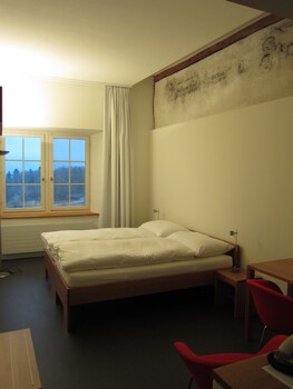 Luxe beddengoed, donzen dekbedden, individueel gemeubileerd, een bureau