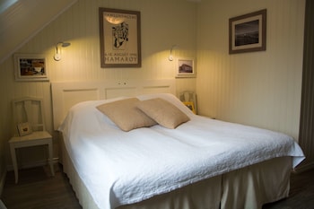 Skrivebord, strykejern/-brett og babysenger (mot et tillegg)
