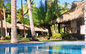 2 outdoor pools, pool loungers