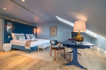 Sengetøy av topp kvalitet, dundyner, minibar og safe på rommet
