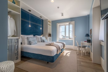 Sengetøy av topp kvalitet, dundyner, minibar og safe på rommet