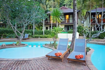 Una piscina al aire libre, sombrillas