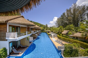 Una piscina al aire libre, sombrillas
