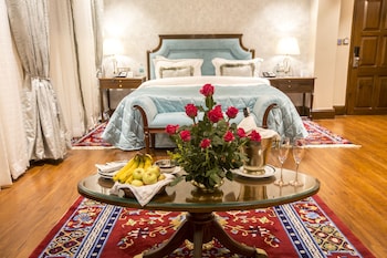 Premium bedding, in-room safe, individually decorated