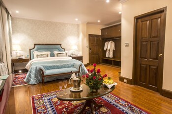 Premium bedding, in-room safe, individually decorated