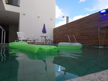 Piscina externa, funciona das 10h00 às 22h00, guarda-sóis