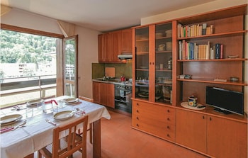 Frigorífico, placa de cocina y utensilios de cocina