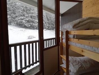 1 chambre, fer et planche à repasser