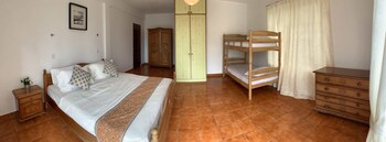 Cortinas opacas, tabla de planchar con plancha, wifi gratis
