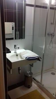 Secador de pelo, jabón, champú y papel higiénico