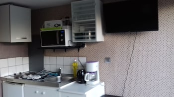 Frigorífico, microondas, horno y placa de cocina