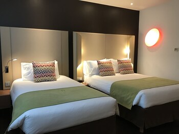Luxe beddengoed, pillowtop-bedden, een kluis op de kamer