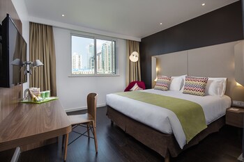 Luxe beddengoed, pillowtop-bedden, een kluis op de kamer