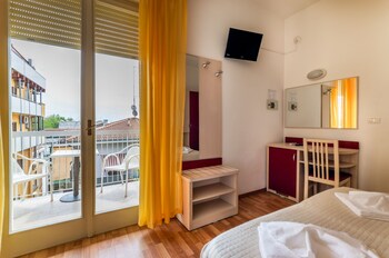 In-room safe, free WiFi, linens