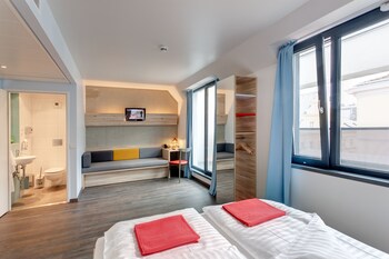 Escrivaninha, berços grátis, Wi-Fi de cortesia, roupa de cama
