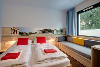 Escrivaninha, berços grátis, Wi-Fi de cortesia, roupa de cama