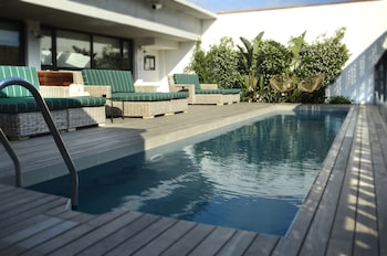 Una piscina al aire libre