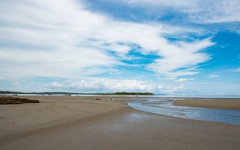 Ubicación cercana a la playa, tumbonas y toallas de playa