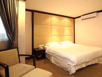 Individually furnished, iron/ironing board, rollaway beds, free WiFi