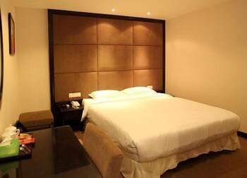 Individually furnished, iron/ironing board, rollaway beds, free WiFi