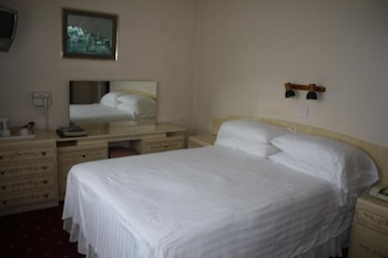Egyptian cotton sheets, premium bedding, iron/ironing board, linens