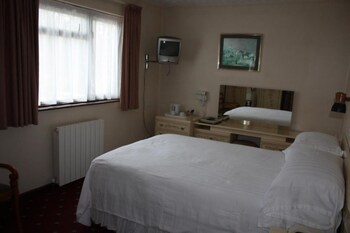 Egyptian cotton sheets, premium bedding, iron/ironing board, linens