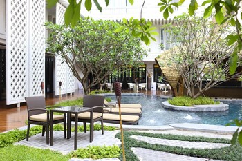 Una piscina al aire libre, tumbonas