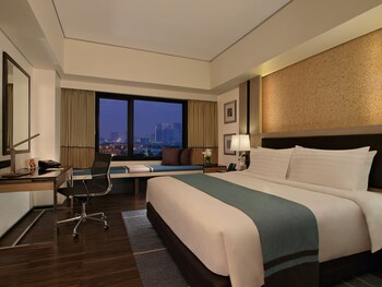 Minibar, in-room safe, desk, iron/ironing board