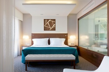 Sengetøy av topp kvalitet, minibar, safe på rommet og skrivebord