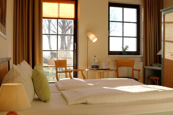Minibar, individuell eingerichtet, Schreibtisch