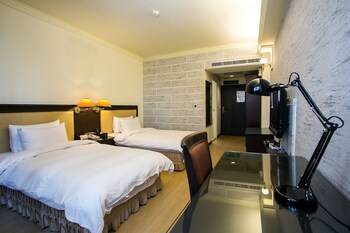 Down comforters, in-room safe, desk, blackout drapes