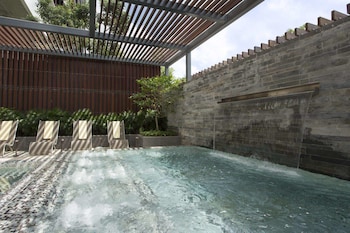 Una piscina al aire libre