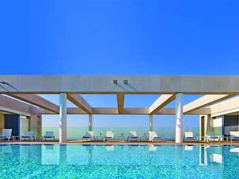 Piscina all'aperto, lettini