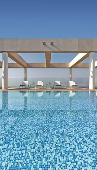 Piscina all'aperto, lettini