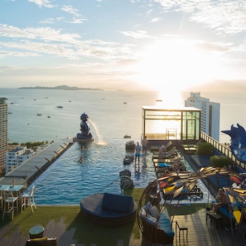 2 outdoor pools, pool loungers