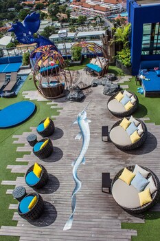 2 outdoor pools, pool loungers