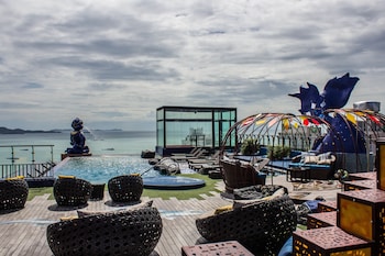 2 outdoor pools, pool loungers