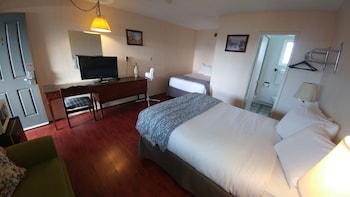 Iron/ironing board, free WiFi, linens