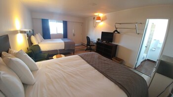Iron/ironing board, free WiFi, linens
